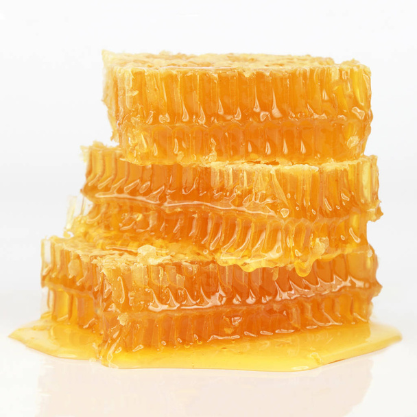 Honingraat op witte achtergrond. Gezonde en vitamine Foo - Foto, afbeelding