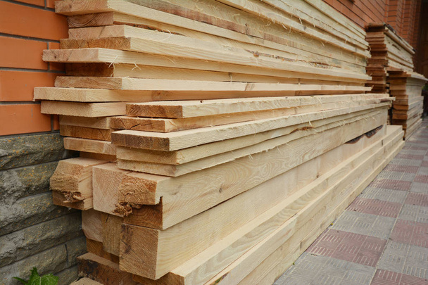 Gros plan sur un tas de planches de bois fraîchement sciées
 - Photo, image
