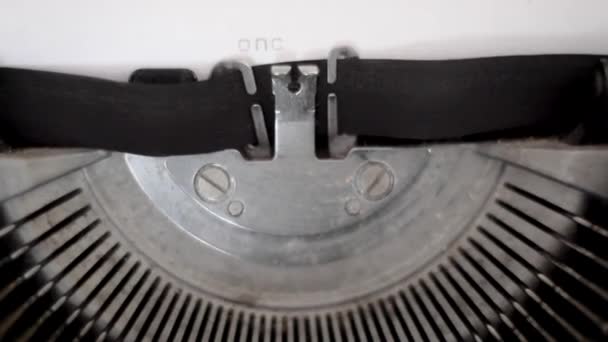 Érase una vez, texto mecanografiado en una máquina de escribir vintage, primer plano, tinta en papel viejo
. - Imágenes, Vídeo