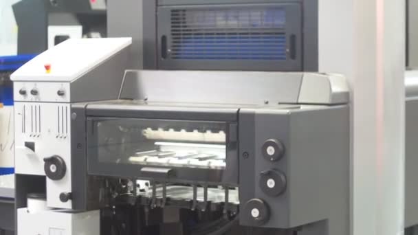 Moderní technologická výstava-velký tiskařský stroj - Záběry, video