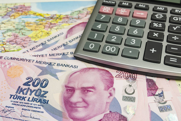 As mais altas denominações monetárias da república de peru. fechar duzentas notas de lira turcas
 - Foto, Imagem