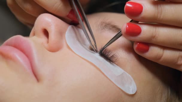 Wimper verwijdering procedure close-up. Mooie vrouw met lange wimpers in een schoonheidssalon. Wimperverlenging. - Video