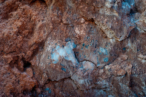 Részlet a só képződmény sziklák Valle de La Luna Moon Valley, San Pedro de Atacama Chile. Széles kilátás lenyűgöző napfelkelte a homok kialakulása a világhírű Atacama sivatagban Chile. Salt képződmények a Valle de La Luna spanyol Moon Valley - Fotó, kép