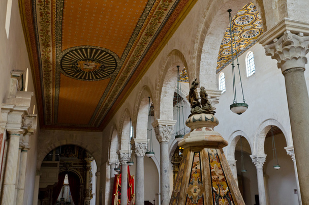 Отранто собор: детали колонн - Апулия. Южная Италия
 - Фото, изображение