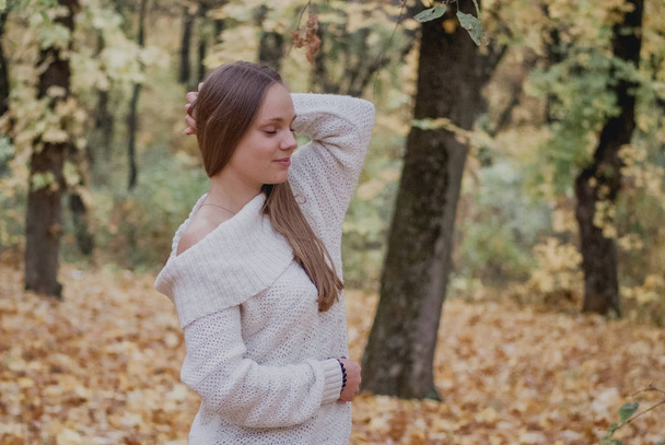 Nuori nainen kauniissa syyspuistossa, konsepti syksyllä. Hyvä tunnelma
 - Valokuva, kuva