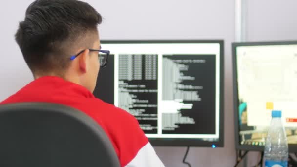 Programmateur informatique professionnel dans les lunettes travaillant dans un centre de données - saisit le code
 - Séquence, vidéo