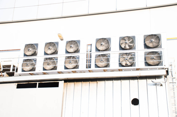 ventiladores de ar condicionado no edifício
 - Foto, Imagem