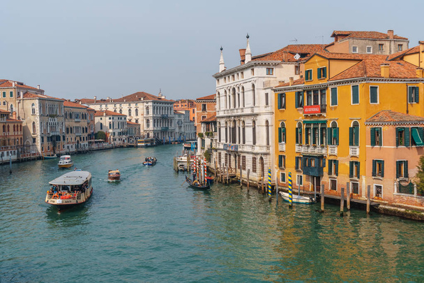 Veneza, Itália - 15.03.2019: Vista do Canal Grande. Vários barcos
  - Foto, Imagem