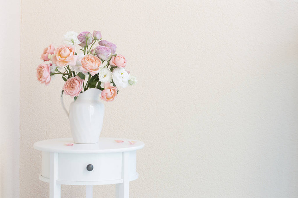 beautiful roses in ceramic white jug  - Foto, Imagen