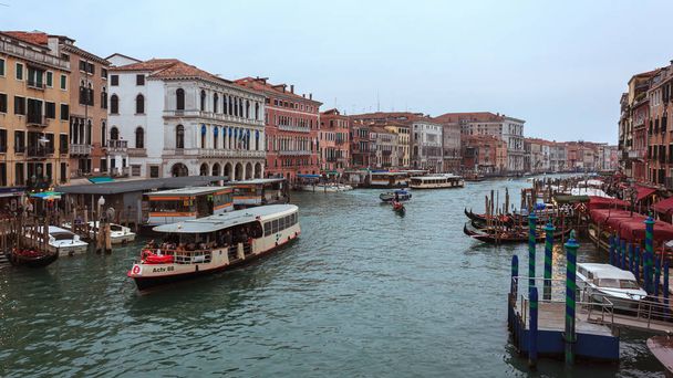 Benátky, Itálie-15.03.2019: pohled na Canal Grande. Různé čluny  - Fotografie, Obrázek
