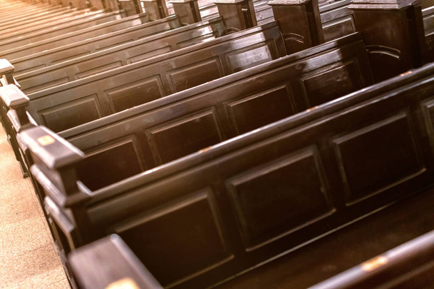 Katedrális padok. Sorok a padok keresztény templomban. Nehéz szilárd, kényelmetlen fa ülések. - Fotó, kép