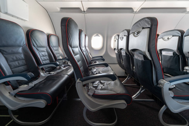Lentokoneen istuimet ja ikkunat. Economy luokan mukavat istuimet ilman matkustajia. Uusi halpalentoyhtiö
 - Valokuva, kuva