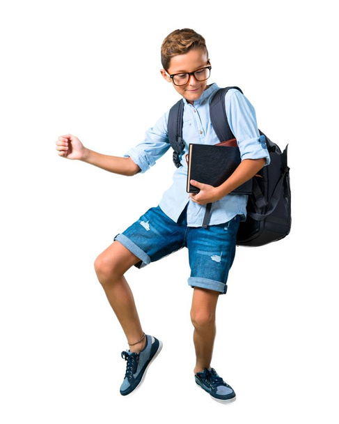 Sırt çantası ve gözlük ile Öğrenci çocuk tam vücut müzik dinleme ve izole beyaz arka plan üzerinde dans - Fotoğraf, Görsel