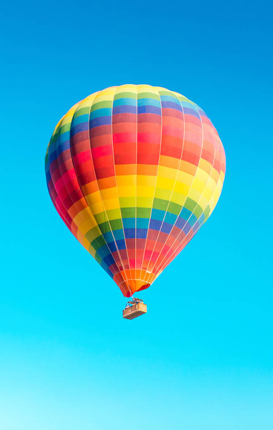 Kolorowe balon na gorącym powietrzu na białym tle błękitnego nieba. balon na gorące powietrze latające w bajkowych kominów w Nevsehir, Goreme, Kapadocji Turcji. Lot balonem na gorącym powietrzu w spektakularnej Kapadocji Turcja. - Zdjęcie, obraz