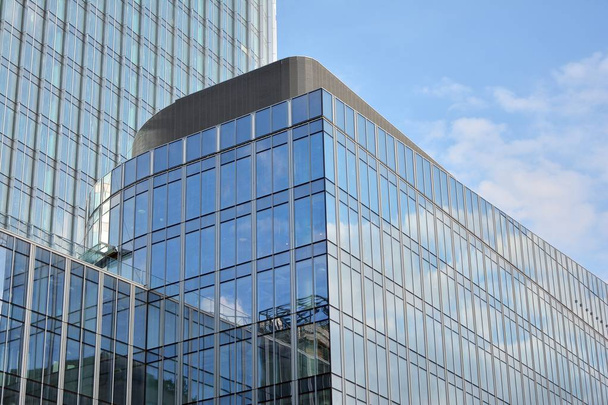 As janelas de um edifício moderno para escritórios. Arquitetura de edifícios empresariais
. - Foto, Imagem