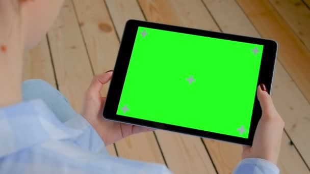 Koncepce klíče Chroma-žena s pohledem na tabletový počítač s prázdnou zelenou obrazovkou - Záběry, video