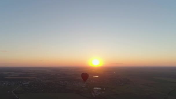 Hőlégballon alakú szív az égen - Felvétel, videó