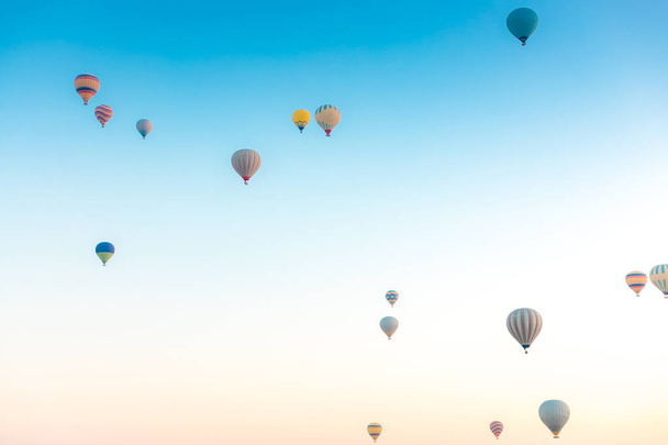 ネフセヒル、ゴレメ、カッパドキアトルコの妖精の煙突で飛ぶカラフルな熱気球。壮大なカッパドキアトルコでの熱気球飛行. - 写真・画像