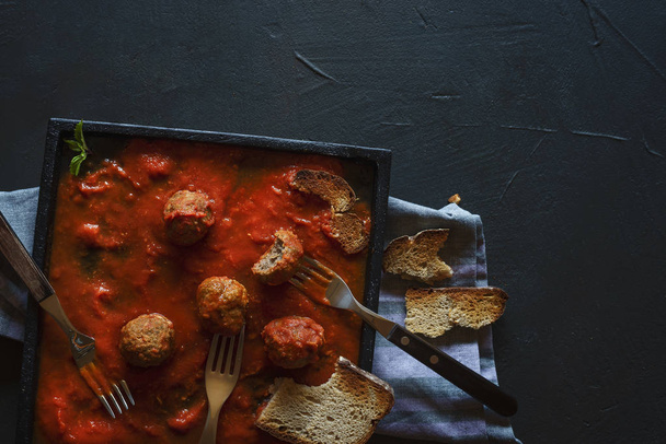 Jedzenie klopsiki i sos pomidorowy. Rodzinny stolik obiadowy - Zdjęcie, obraz