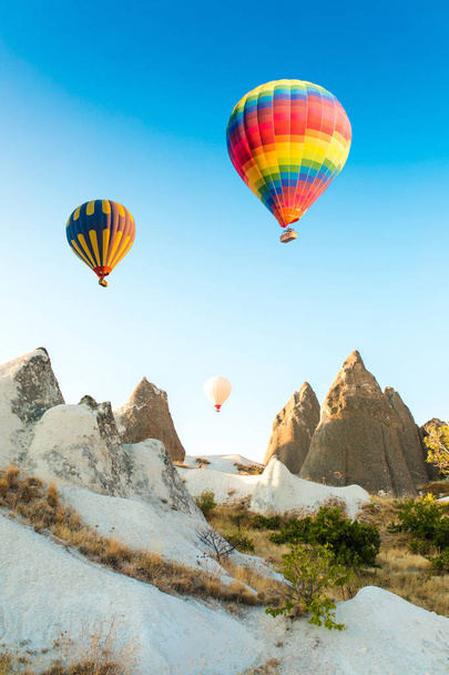 Nevşehir, Göreme, Kapadokya Türkiye'deki peri bacalarında uçan renkli sıcak hava balonları. Muhteşem Kapadokya Türkiye'de sıcak hava balonu uçuşu. - Fotoğraf, Görsel