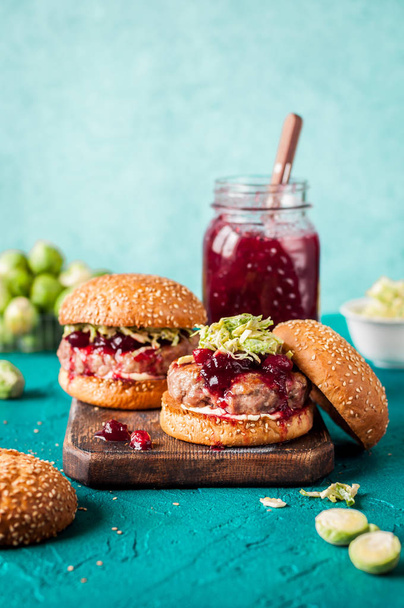 Turkey Burger with Cranberry Sauce - Foto, afbeelding