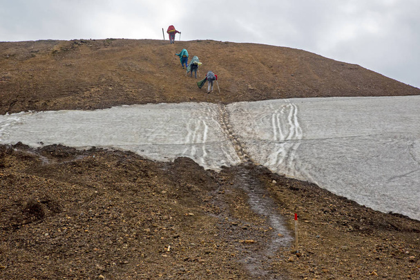 Turistas escalan la difícil ruta en las tierras altas de Islandia
 - Foto, Imagen