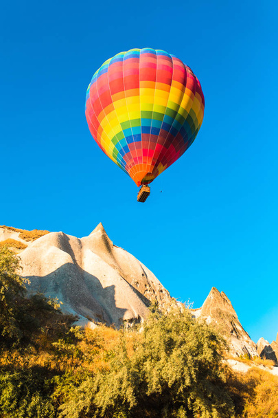 Coloridos globos de aire caliente volando sobre las chimeneas de hadas en Nevsehir, Goreme, Capadocia Turquía. Vuelo en globo aerostático en la espectacular Capadocia Turquía
. - Foto, imagen