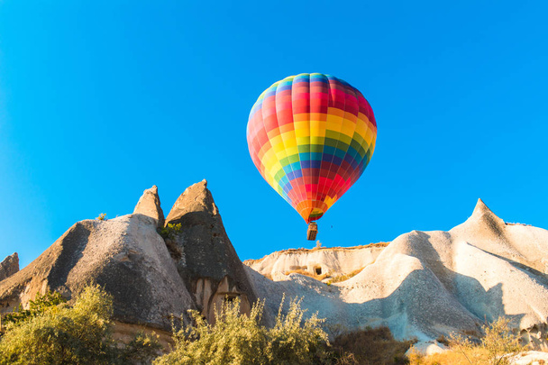 Värikkäitä kuumailmapalloja lentää yli keijusavupiippujen Nevsehir, Goreme, Cappadocia Turkki. Kuumailmapallo lento upeassa Cappadocia Turkki
. - Valokuva, kuva