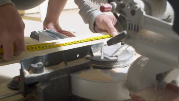 Tischlerhände messen eine Planke - Filmmaterial, Video