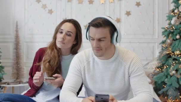 Happy couple enjoying music in earphones together. - Filmati, video
