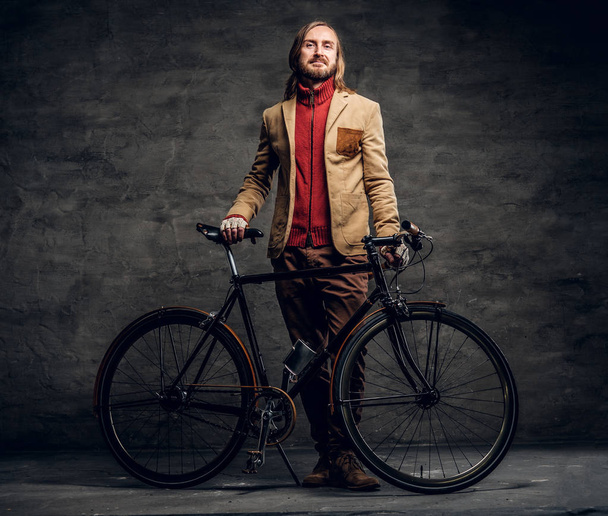 Modern hipster and his vintage bicycle - Foto, imagen