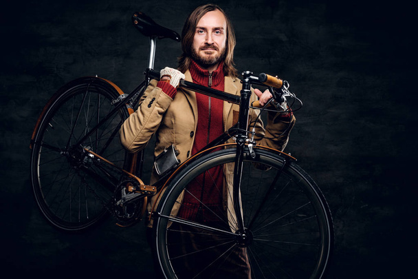 Современный хипстер и его винтажный велосипед
 - Фото, изображение
