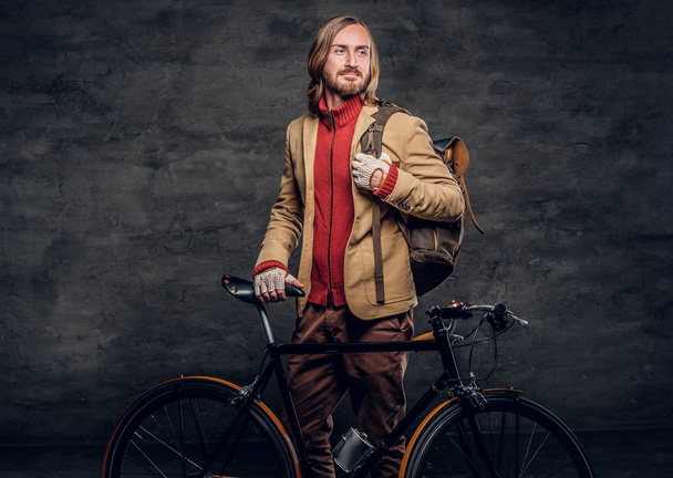 Современный хипстер и его винтажный велосипед
 - Фото, изображение