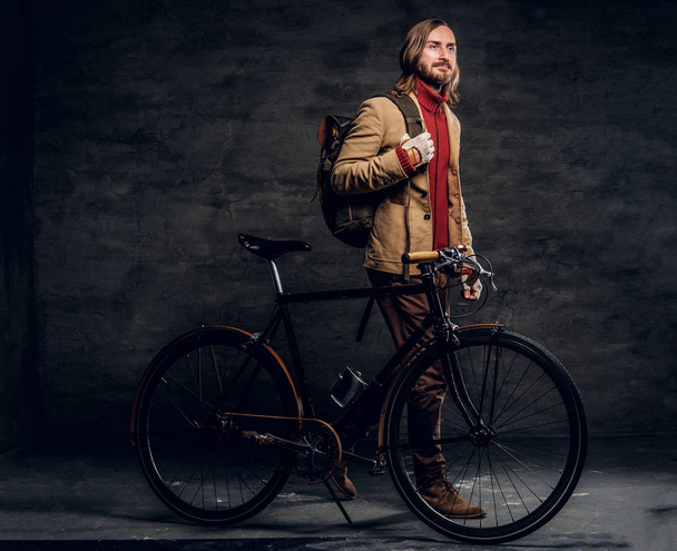 Moderni hipster ja hänen vintage polkupyörän
 - Valokuva, kuva