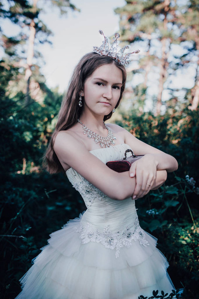 princess in a pine forest - Foto, afbeelding