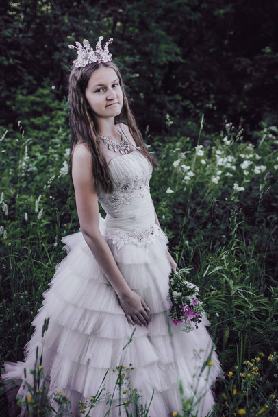 princess in a pine forest - Foto, afbeelding