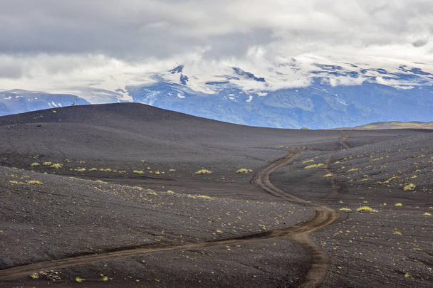 Hermoso paisaje de montaña con glaciar en islandés
 - Foto, Imagen