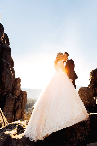 la novia con un vestido blanco hermoso cerró sus ojos y la gruta - Foto, Imagen