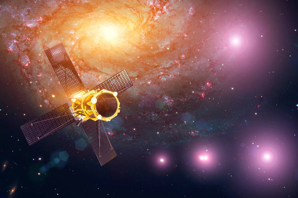Ruimte satelliet telescoop een onderzoekscentrum in een baan in het zonnestelsel observeert de sterren en opent nieuwe hemellichamen in donkere materie. Deze beeldelementen ingericht door NASA. - Foto, afbeelding