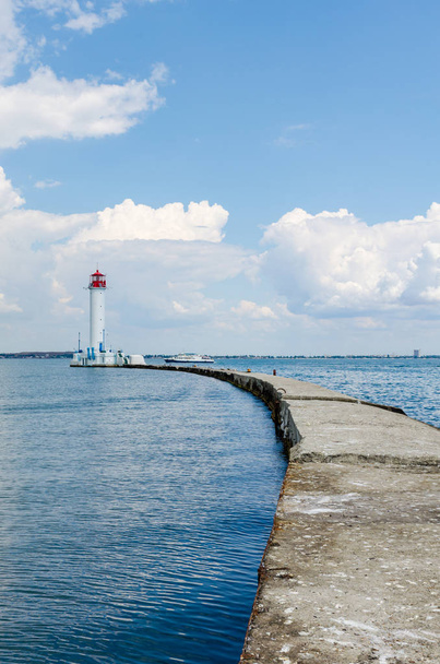 夏の間にオデッサの黒海に灯台と海景 - 写真・画像