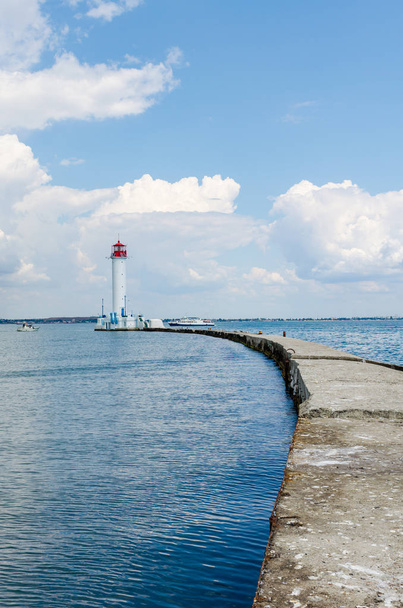 Meereslandschaft mit Leuchtturm am Schwarzen Meer in Odesa während der Sommersaison - Foto, Bild