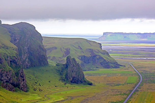 Hermoso paisaje de montaña en islandés
 - Foto, Imagen