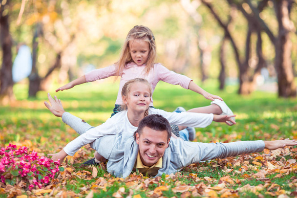 Familie mit Papa und Kindern an schönem Herbsttag im Park - Foto, Bild