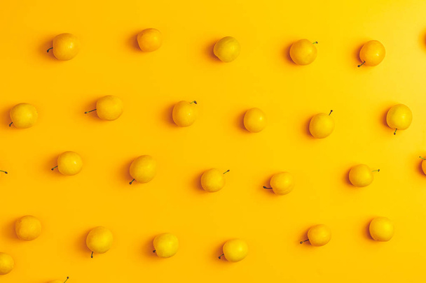 Taze sarı kiraz erik yapılmış Yaratıcı yaz deseni - Fotoğraf, Görsel