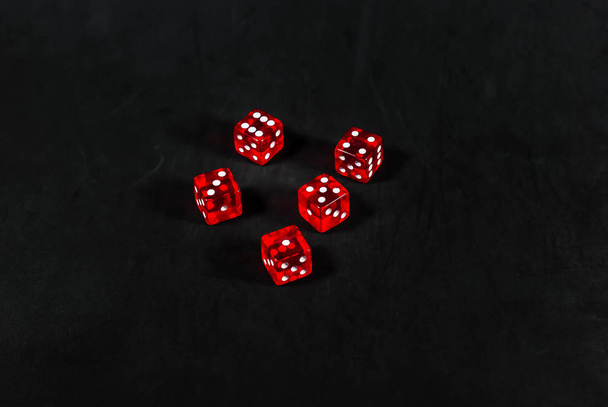 красный кубики на черном фоне ковра
 - Фото, изображение