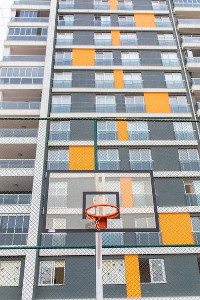 新しい立体住宅のアパートは、スイミングプール、バスケットボールコート、子供の遊び場と空中ビューを収容します。住宅ローンの背景コンセプトイメージ. - 写真・画像