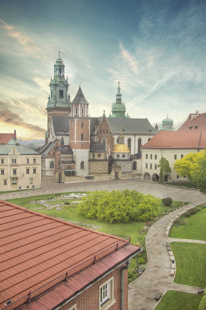 ポーランド、クラクフの聖ヴァニスラフ大聖堂とヴァーツラフ大聖堂(ワヴェル大聖堂)と王宮の美しい景色 - 写真・画像