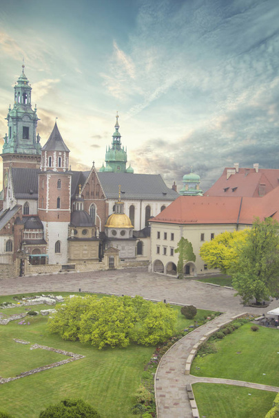 ポーランド、クラクフの聖ヴァニスラフ大聖堂とヴァーツラフ大聖堂(ワヴェル大聖堂)と王宮の美しい景色 - 写真・画像