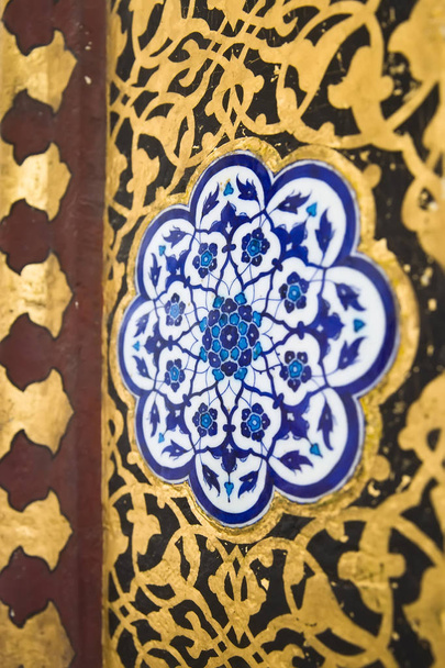 Starověký Osmanská ručně dělané turecké dlaždice s květinovými vzory z Topkapího paláce v Istanbulu, Turecko - Fotografie, Obrázek