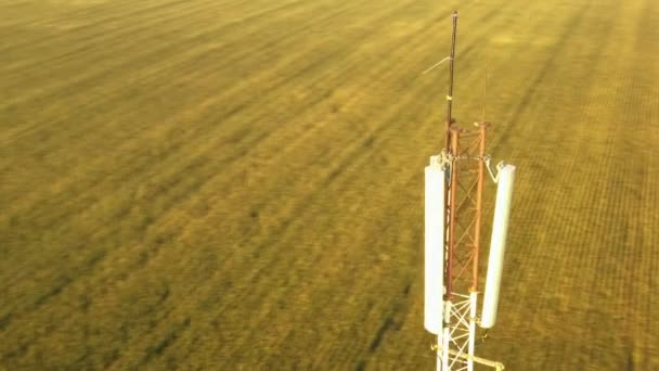 Sparatoria da un drone che vola intorno a una torre mobile ripetitore in una zona rurale
 - Filmati, video